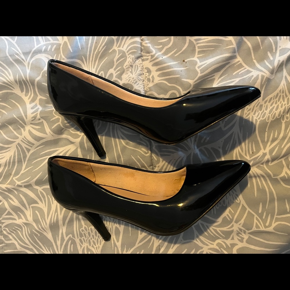 Shiny black pointed toe heels